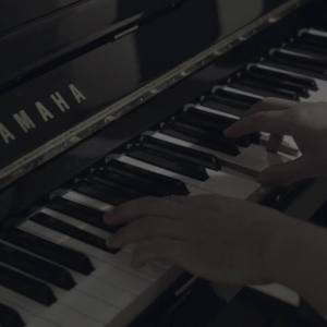 Hosei Tatemizu from Tinorks playing the piano